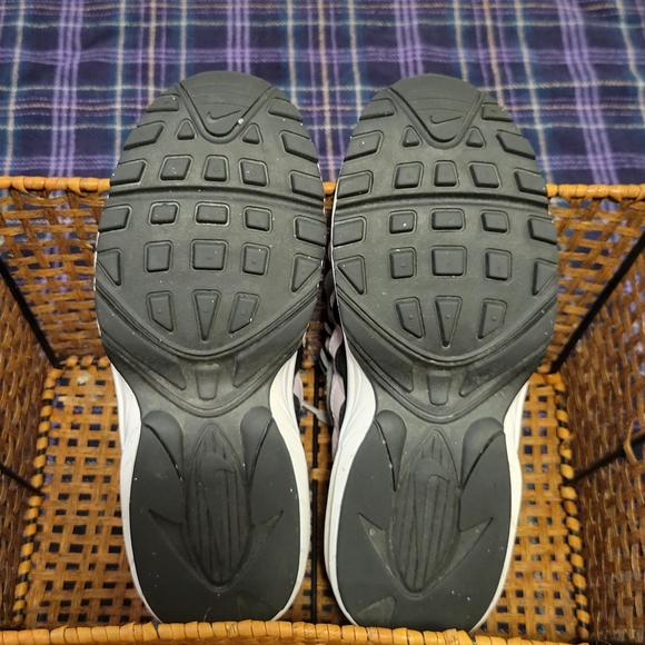 ❌️SOLD❌️ Girls Nike Air Max 95s Lilac, Grey, and Black Size 3 Youth - Picture 8 of 16